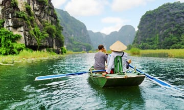 Kinh nghiệm du lịch Ninh Bình hè 2025: Khám phá “Vịnh Hạ Long trên cạn” mùa sen nở và lúa xanh