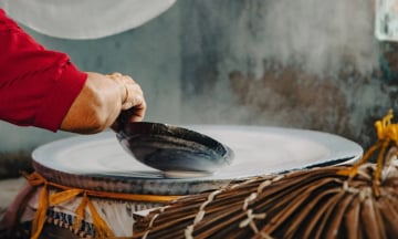 Thưởng thức bánh tráng nem Cù lao Lục Sĩ - Mềm dẻo gây thương nhớ tại Vĩnh Long