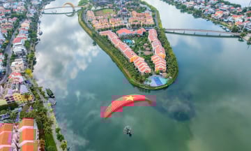 Hội An hấp dẫn du khách với trải nghiệm dù lượn