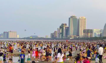 Bãi biển Mỹ Khê thành “biển người” trong ngày nắng đỉnh điểm