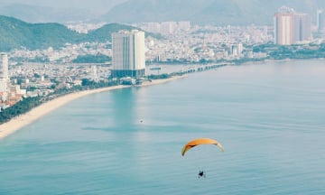 Bay dù lượn trên biển Nha Trang: Chi phí ra sao, ở đâu?