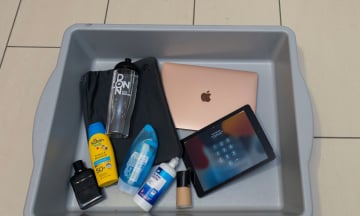 Được cầm bao nhiêu cái điện thoại lên máy bay?