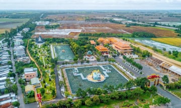 Việt Nam có một ngôi chùa lạ mắt với tượng “chín đầu rồng” uốn lượn giữa hồ sen ở An Giang