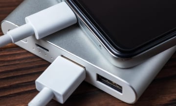 Cục sạc bao nhiêu W được mang lên máy bay?