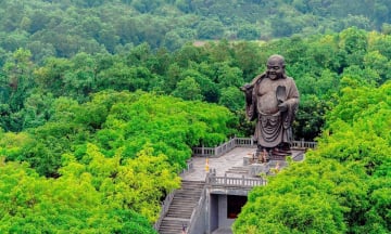 Việt Nam có ngôi chùa nào sở hữu tượng Phật Di Lặc bằng đồng lớn nhất châu Á?