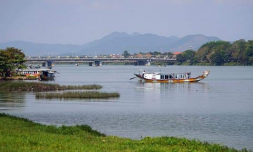 Núi Ngự Bình - ngọn núi xanh biếc soi bóng xuống dòng Hương Giang thơ mộng