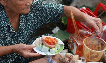 Bánh cuốn tôm chua có gì hấp dẫn? Top 5 quán ăn chuẩn vị tại Huế