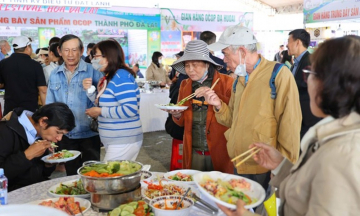 Festival Hoa Đà Lạt 2024: Du khách thỏa sức thưởng thức buffet rau củ quả miễn phí