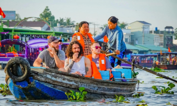 Du lịch Cần Thơ mùa nước nổi: Thưởng thức lẩu cá linh bông điên điển  'chuẩn vị '