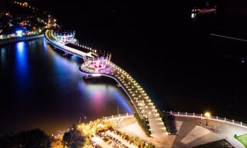 Cầu đi bộ Ninh Kiều - Cần Thơ: Biểu tượng tình yêu bên dòng sông Hậu