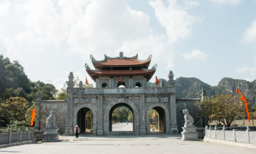 Cố đô Hoa Lư có bao nhiêu đền thờ nổi tiếng?