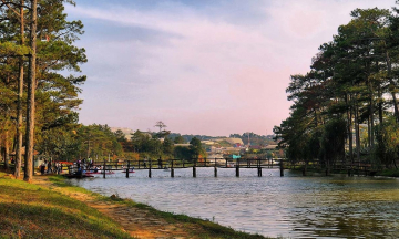 Hồ Than Thở Đà Lạt: Điểm hẹn lãng mạn giữa rừng thông
