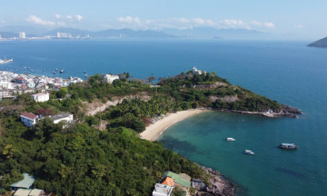 Thu phí từ 6.000 - 10.000 đồng/người khi du khách tham quan vịnh Nha Trang