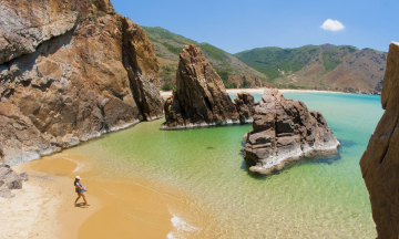 Top 10 bãi biển đẹp nhất miền Trung: Nơi có “biển xanh, cát trắng, nắng vàng”