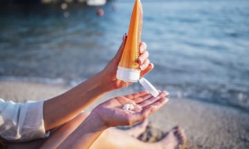 Ngoài kem chống nắng, cần lưu ý gì để bảo vệ da khỏi ánh nắng mặt trời khi đi biển mùa hè 2025?