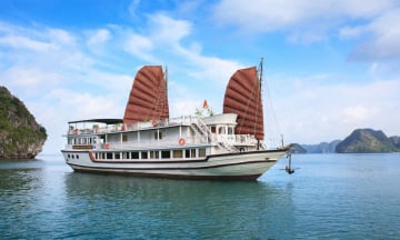 Vịnh Hạ Long  'sold out ' phòng du thuyền dịp lễ