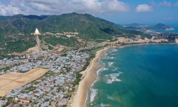 Check-in biển Cát Tiến Bình Định:  'Sống ảo ' cực chất với biển xanh, cát trắng, nắng vàng