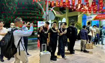 Tàu liên vận Việt Nam - Trung Quốc đón đoàn khách đầu tiên sau 5 năm tạm dừng