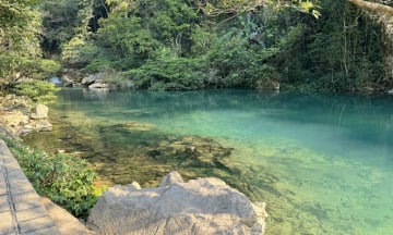 Tại sao suối Lê Nin màu xanh ngọc?