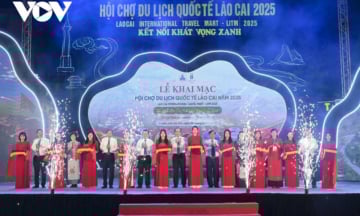 Sôi động ngày khai mạc Hội chợ Du lịch Quốc tế Lào Cai 2025