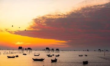 Ngắm bình minh  'vô cực ' tuyệt đẹp trên bãi biển hoang sơ cách Hà Nội 140km