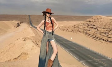 Đi cồn cát Quảng Bình mặc gì? Gợi ý 10 outfits đẹp, chất và ấn tượng nhất