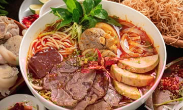 Ăn gì ở Huế trong 1 ngày? Top 7 đặc sản ngon, nổi tiếng nhất cố đô