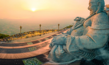 Khám phá ngọn núi cao nhất miền Nam: Nơi sở hữu tượng Phật Di Lặc bằng đá sa thạch lớn nhất thế giới
