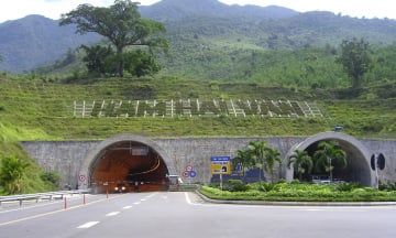 Hầm Hải Vân có cho xe máy đi không?