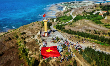 Khám phá cột cờ Tổ quốc đảo Lý Sơn: Biểu tượng chủ quyền thiêng liêng giữa biển Đông