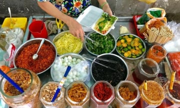 Cẩm nang ăn sập Chợ Xóm Chiếu: Thiên đường ẩm thực của TP.HCM