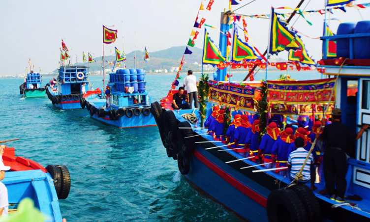 Tham gia lễ hội Cầu Ngư đầy màu sắc trên miền biển Khánh Hòa