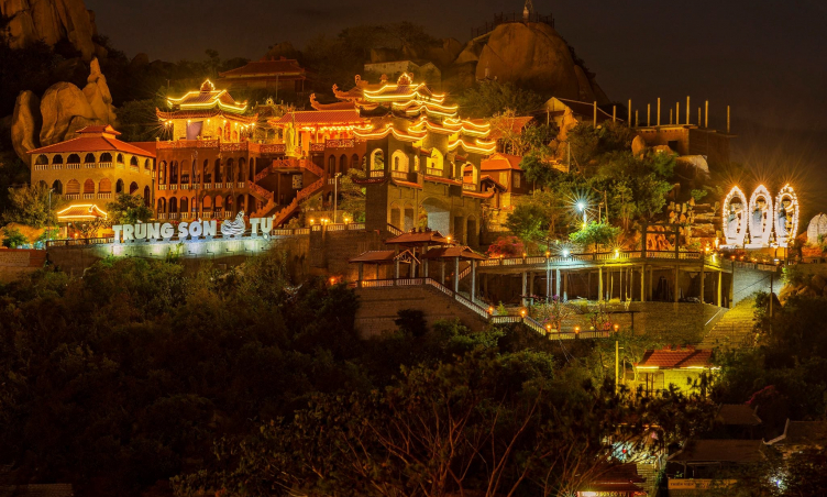 Ấn tượng với kiến trúc Trùng Sơn Cổ Tự, ngôi chùa nổi tiếng của Ninh Thuận