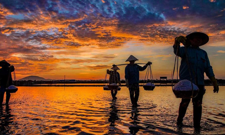 Cánh đồng muối Hòn Khói Nha Trang – vẻ đẹp bình dị nơi làng chài yên bình
