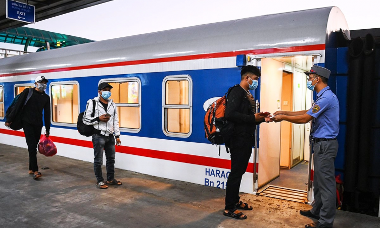 Vé tàu giường nằm gần như “hết sạch”, đoàn khách đông không thể đặt vé cùng khoang