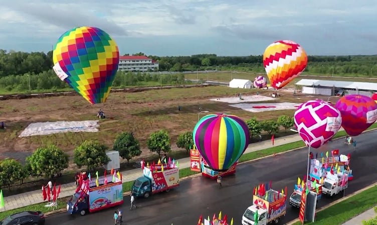 Festival khinh khí cầu Đồng Nai thu hút hàng ngàn du khách đổ về check-in