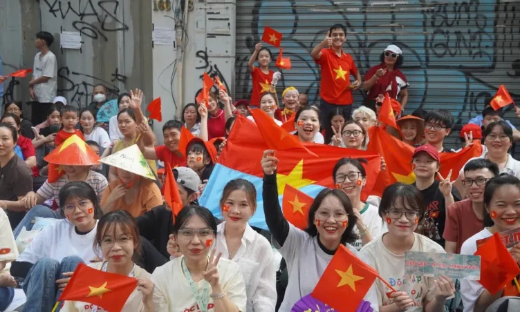 Màu cờ nhuộm đỏ rực phố phường, nhân dân đồng lòng hướng về ngày thống nhất