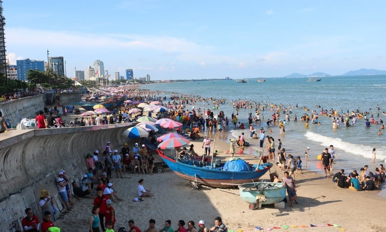 Bãi Sau Vũng Tàu “cháy khách” ngày lễ, du khách đông nghịt từ sáng đến tối