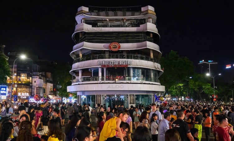 Hồ Gươm biến thành điểm đến không thể bỏ lỡ trong đêm nghỉ lễ 30/4-1/5