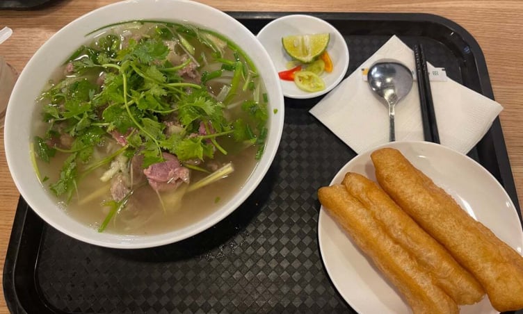 Phở ở sân bay Nội Bài giá bao nhiêu? Tại sao đắt gấp 4 lần bên ngoài?