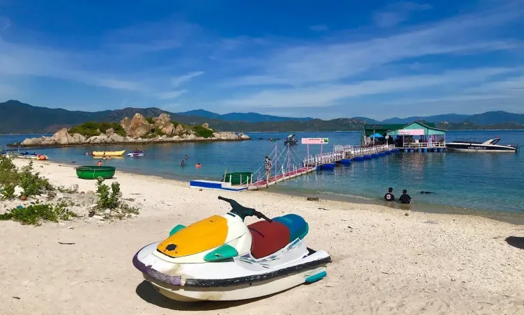 Từ sân bay Cam Ranh đến đảo Bình Ba bao nhiêu km?