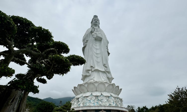 Khám phá Sơn Trà Đà Nẵng: Tượng Phật chùa Linh Ứng cao bao nhiêu mét?