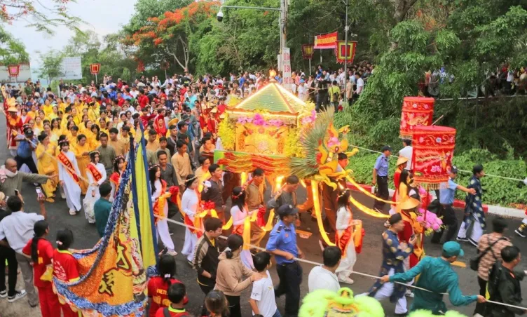 Biển người đổ về An Giang tham gia lễ rước Bà Chúa Xứ Núi Sam