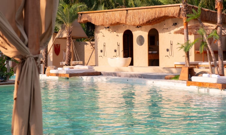 Check-in như ở Maldives:  'Bãi biển ' mới toanh tại quán cà phê gây sốt TP.HCM