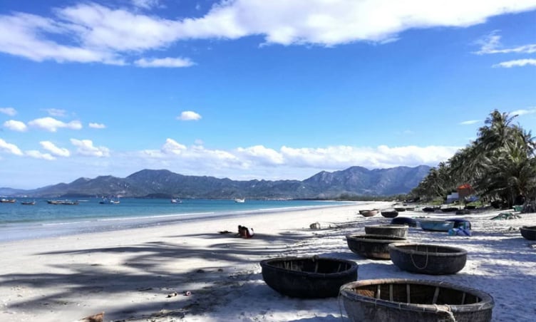Từ sân bay Cam Ranh đi bãi Dốc Lết bao nhiêu km?