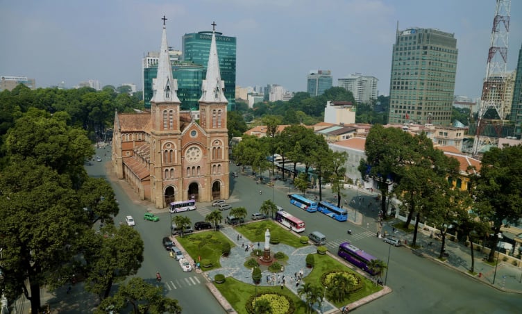 Tượng ở Nhà thờ Đức Bà TP.HCM là ai?