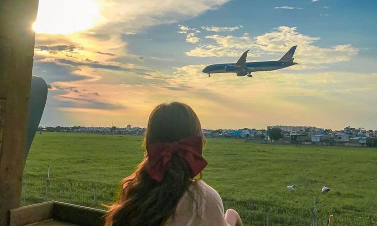 Khi máy bay trở thành “background sống ảo” giữa lòng đô thị Sài Gòn