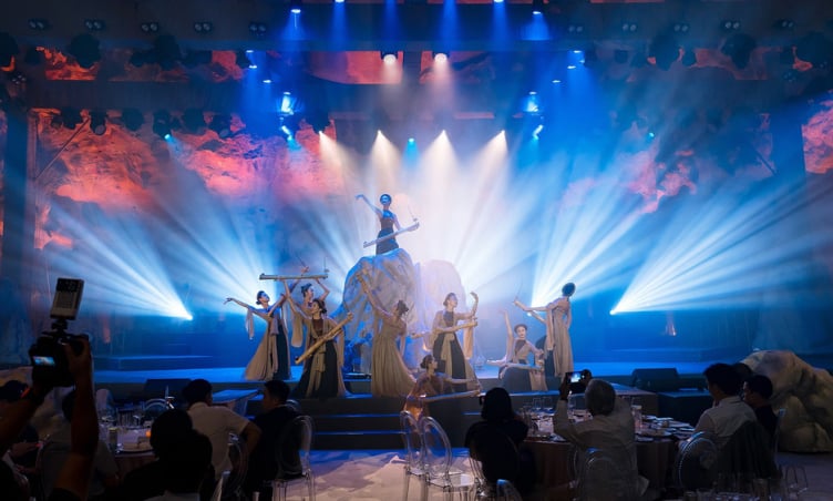Mãn nhãn show thực cảnh  'Đi tìm dấu ngọc ' giữa lòng hang Ngọc Rồng