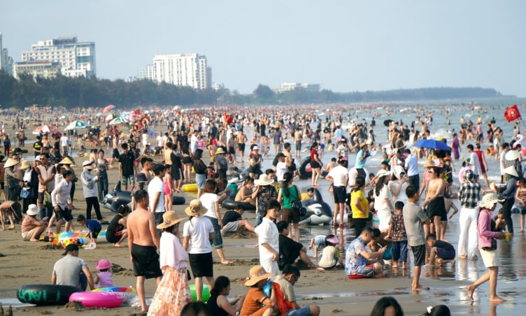Biển Sầm Sơn  'vỡ trận ' chiều cuối tuần, du khách chen chân tắm mát