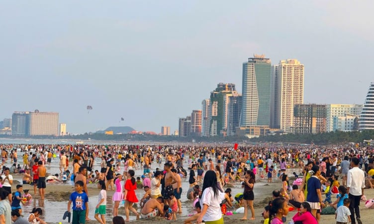 Bãi biển Mỹ Khê thành “biển người” trong ngày nắng đỉnh điểm